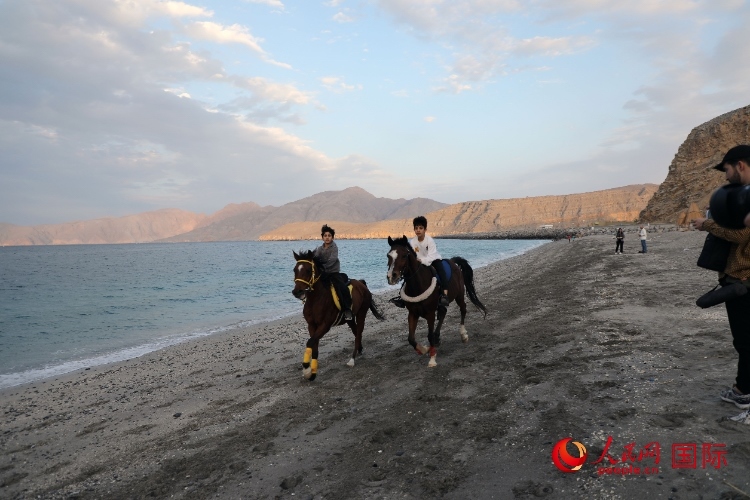 圖為游客在穆桑代姆一處海灘公園休閑玩耍。人民網(wǎng)記者 沈小曉攝