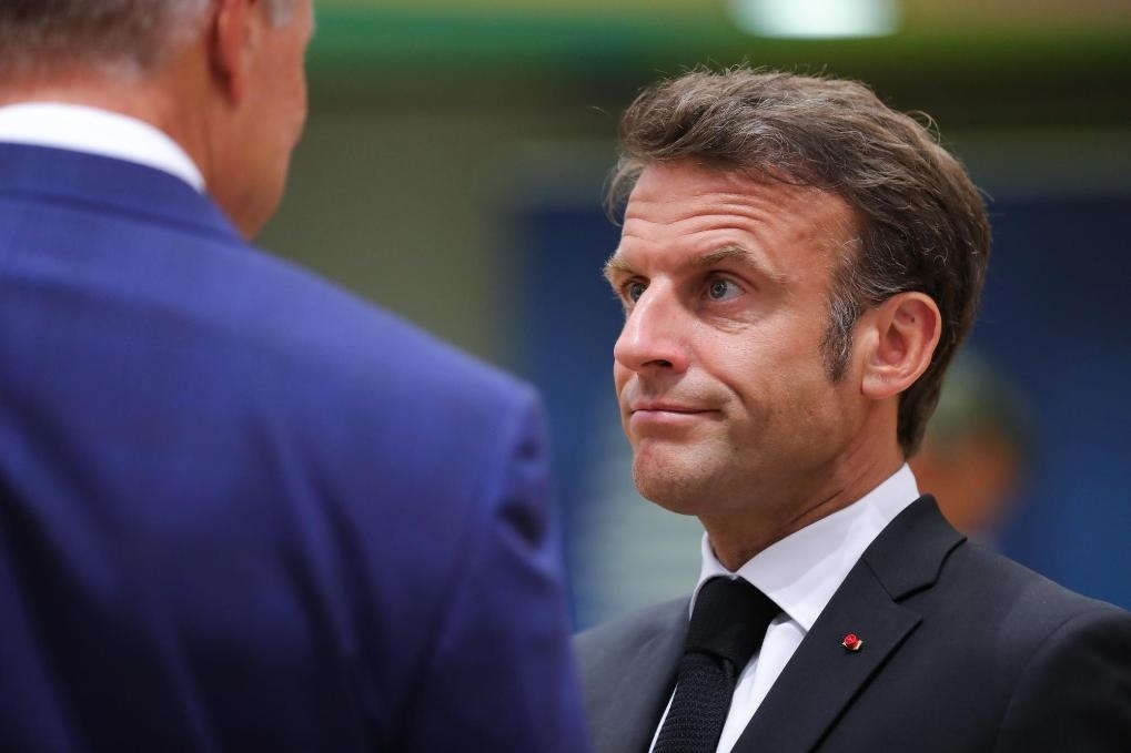 2023年6月29日，在比利時(shí)布魯塞爾，法國(guó)總統(tǒng)馬克龍（右）準(zhǔn)備出席歐盟峰會(huì)。新華社記者鄭煥松攝