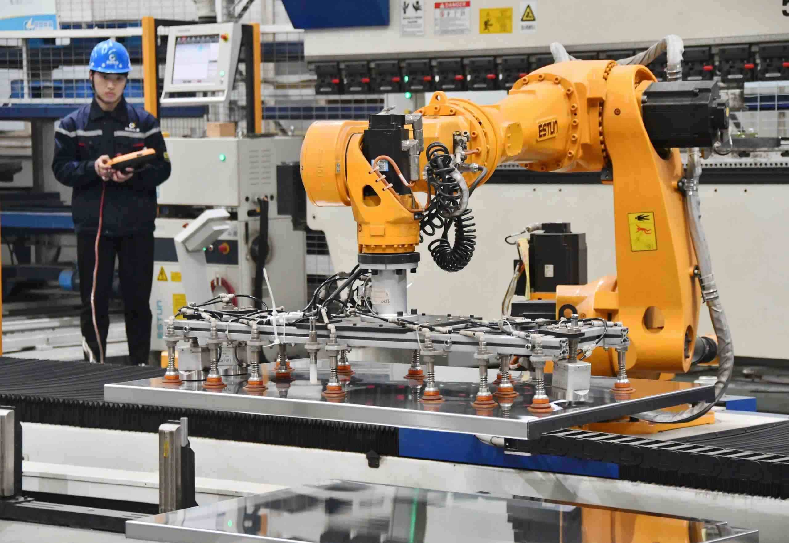 △2025年2月21日，河北邯鄲永年區(qū)工業(yè)園區(qū)的一家企業(yè)，工人正在操控工業(yè)機(jī)器人作業(yè)。