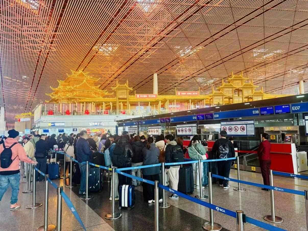 旅客在首都機(jī)場(chǎng)值機(jī)柜臺(tái)辦理乘機(jī)手續(xù)。人民網(wǎng)記者 喬雪峰攝