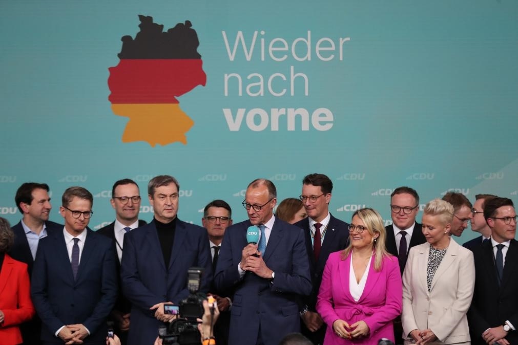 2月23日，在德國柏林的基督教民主聯(lián)盟總部，聯(lián)盟黨總理候選人默茨（中）在出口民調(diào)顯示領(lǐng)先后接受祝賀。新華社記者杜哲宇攝