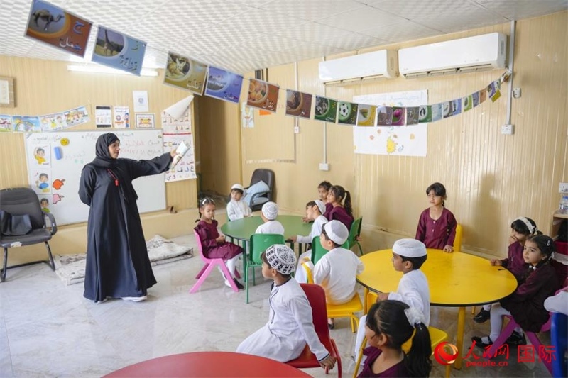 在庫姆扎爾的學校，老師正在給孩子們上課。人民網(wǎng) 塔里克·易卜拉欣攝