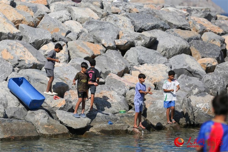 在海邊玩耍的孩子們。人民網(wǎng) 塔里克·易卜拉欣攝