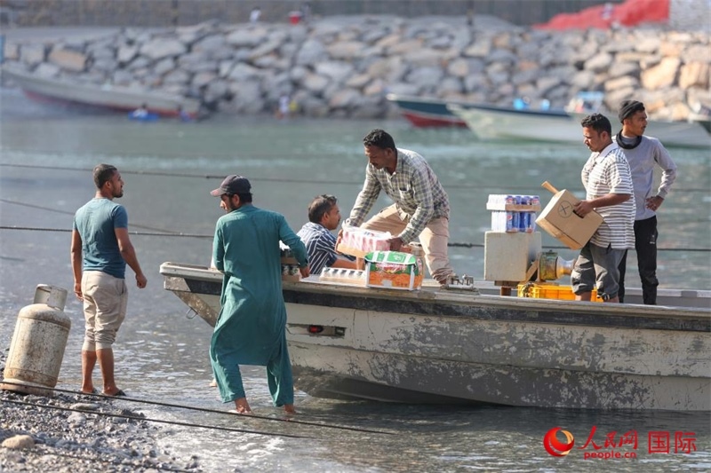 當?shù)厝藗冊谶\送生活物資。人民網(wǎng) 塔里克·易卜拉欣攝
