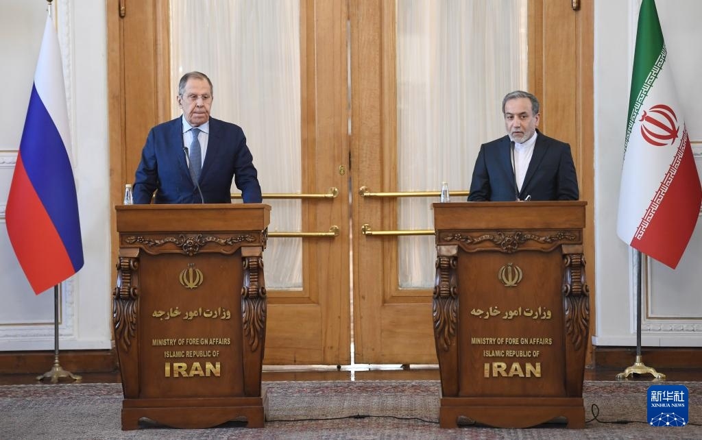 2月25日，在伊朗德黑蘭，伊朗外交部長(zhǎng)阿拉格齊（右）與俄羅斯外長(zhǎng)拉夫羅夫出席聯(lián)合新聞發(fā)布會(huì)。新華社記者 沙達(dá)提 攝