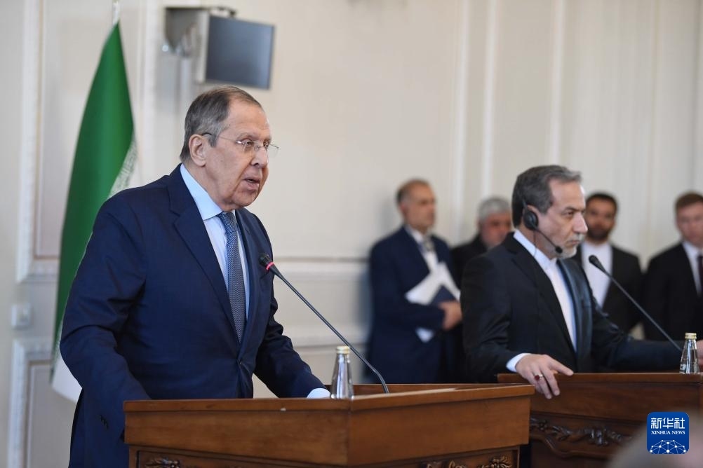 2月25日，在伊朗德黑蘭，俄羅斯外長(zhǎng)拉夫羅夫（左）與伊朗外交部長(zhǎng)阿拉格齊出席聯(lián)合新聞發(fā)布會(huì)。新華社記者 沙達(dá)提 攝