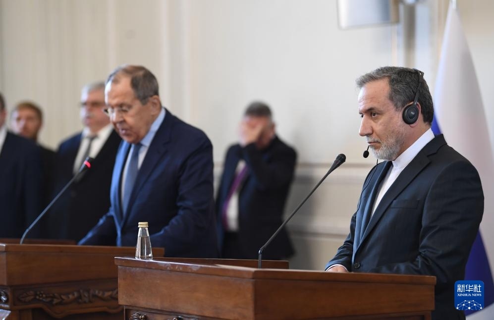 2月25日，在伊朗德黑蘭，伊朗外交部長(zhǎng)阿拉格齊（右）與俄羅斯外長(zhǎng)拉夫羅夫出席聯(lián)合新聞發(fā)布會(huì)。新華社記者 沙達(dá)提 攝