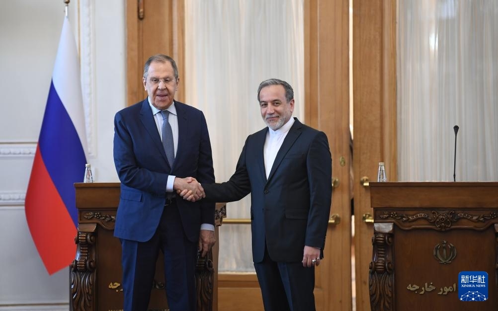 2月25日，在伊朗德黑蘭，伊朗外交部長(zhǎng)阿拉格齊（右）與俄羅斯外長(zhǎng)拉夫羅夫出席聯(lián)合新聞發(fā)布會(huì)。新華社記者 沙達(dá)提 攝