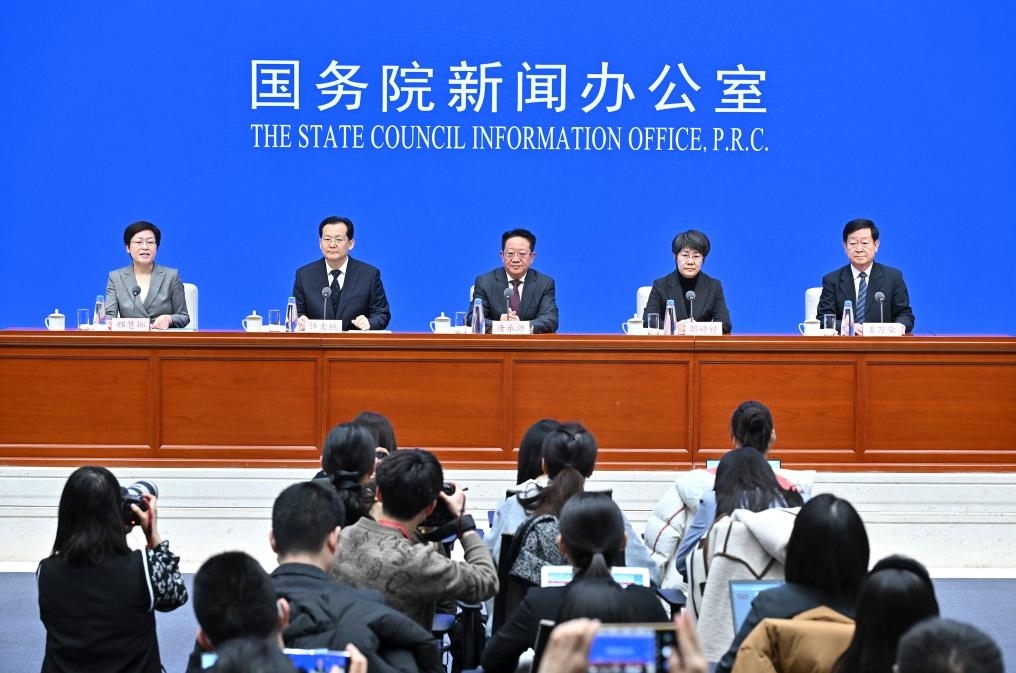 2月28日，國(guó)務(wù)院新聞辦公室在北京舉行國(guó)務(wù)院政策例行吹風(fēng)會(huì)，民政部副部長(zhǎng)唐承沛、財(cái)政部副部長(zhǎng)郭婷婷、自然資源部副部長(zhǎng)許大純、住房城鄉(xiāng)建設(shè)部副部長(zhǎng)姜萬(wàn)榮和國(guó)務(wù)院新聞辦公室新聞發(fā)言人介紹2024年國(guó)務(wù)院部門(mén)辦理全國(guó)人大代表建議和全國(guó)政協(xié)提案工作有關(guān)情況，并答記者問(wèn)。新華社記者 李鑫 攝