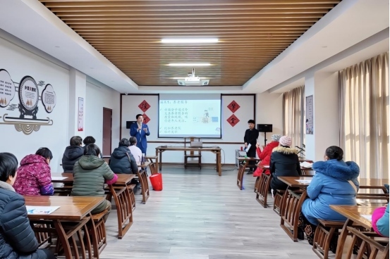 實踐支隊隊員在涇河村進行反詐宣講。學(xué)校供圖