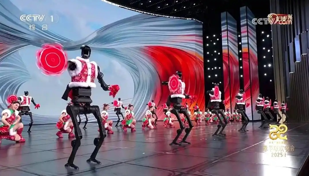 △今年春晚，宇樹科技人形機器人身穿東北特色的花棉襖扭秧歌，呈現(xiàn)出全新視覺效果。