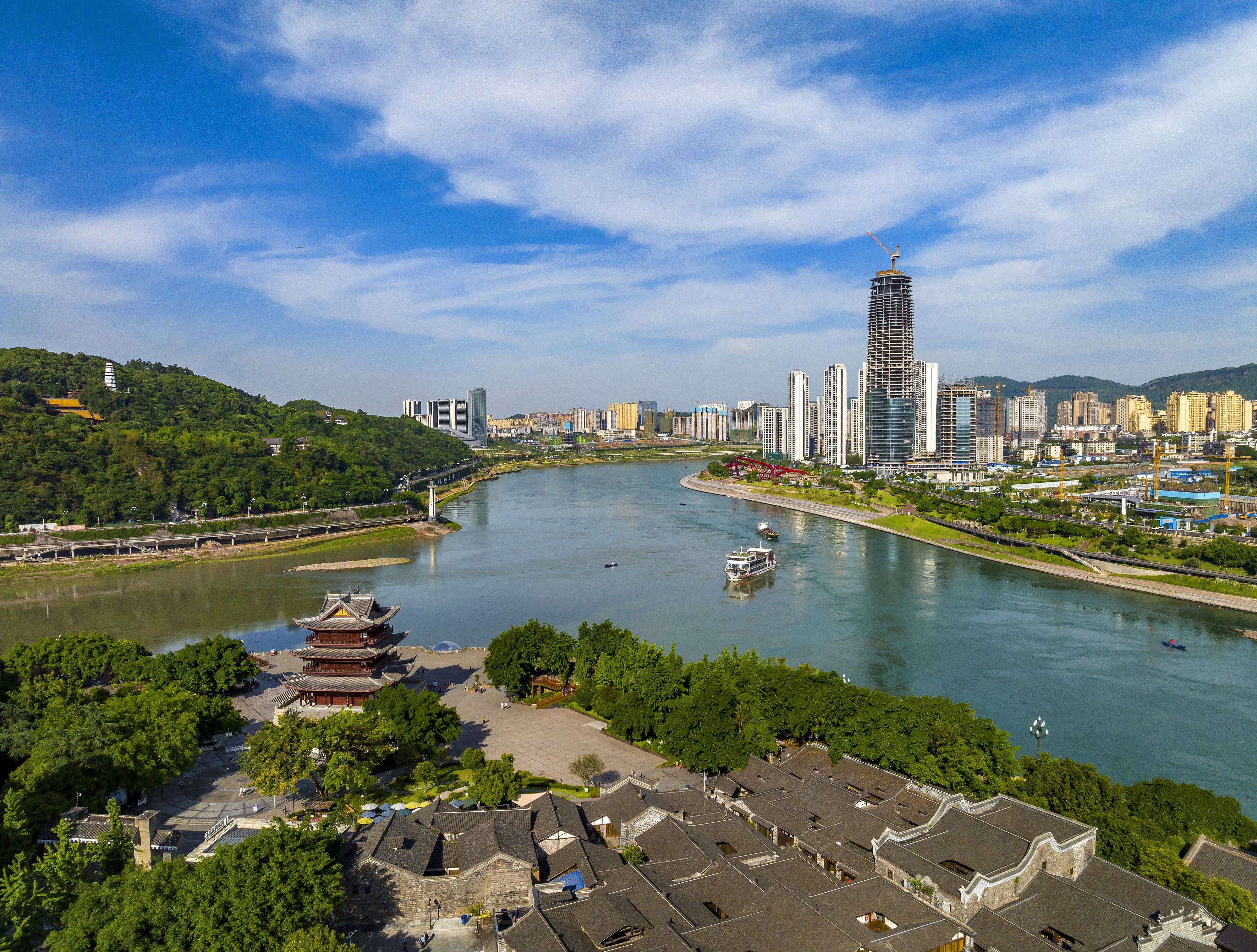 “長(zhǎng)江首城”四川宜賓，經(jīng)過(guò)長(zhǎng)江生態(tài)綜合治理后的三江交匯處風(fēng)光。
