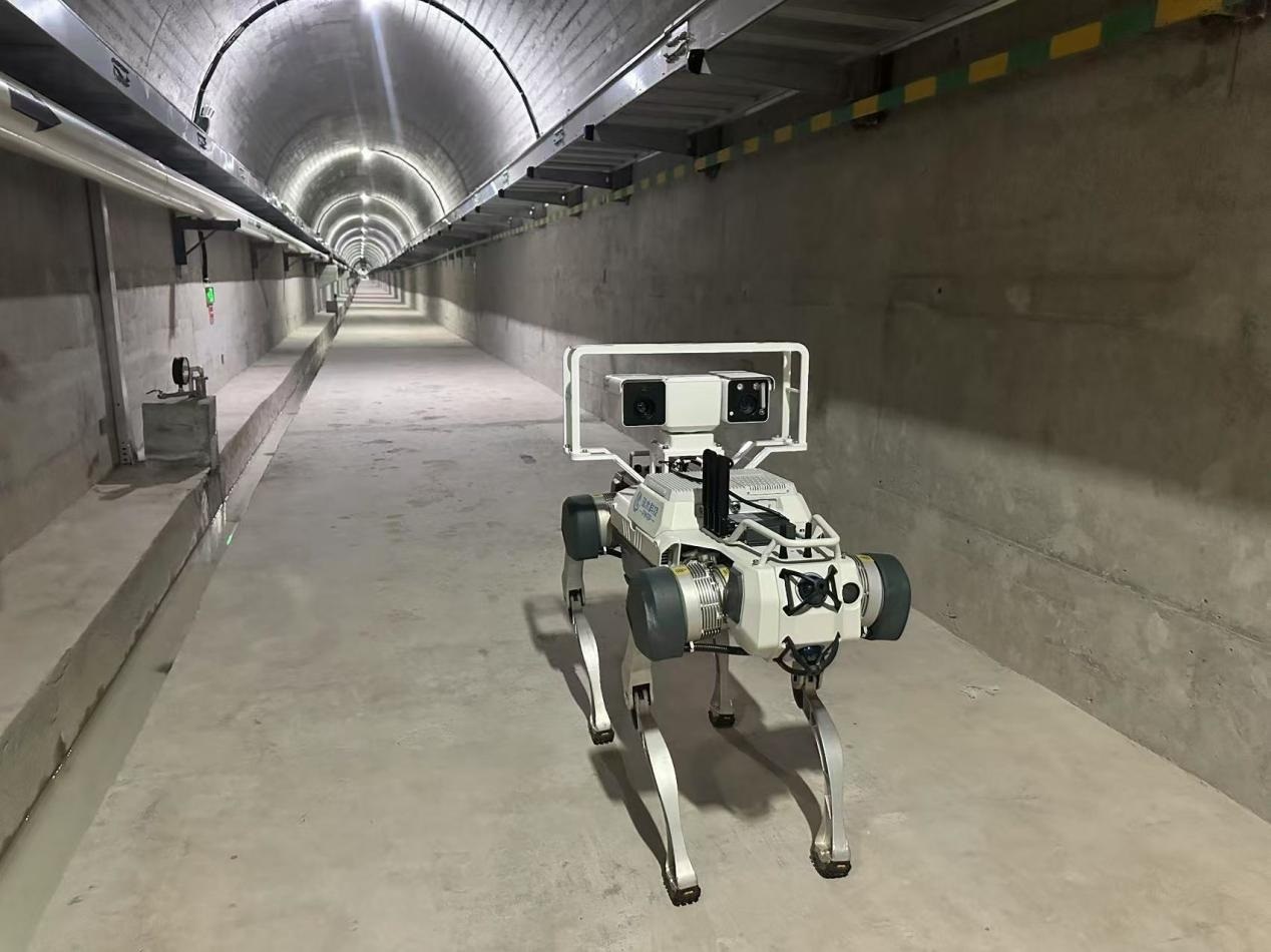 機(jī)器人正在對(duì)大壩廊道進(jìn)行巡檢，重點(diǎn)監(jiān)測(cè)裂縫，滲水點(diǎn)，積水等。水利部供圖