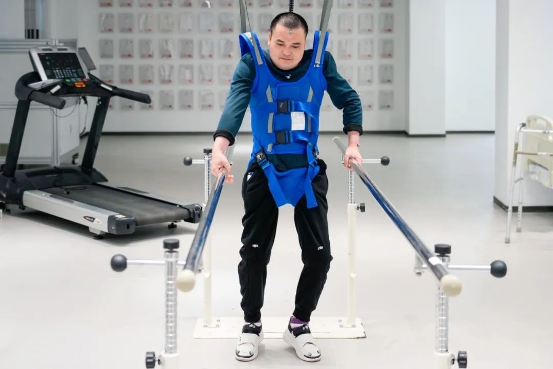 在術(shù)后第14天，患者依靠自身運動意圖行走。復旦大學供圖