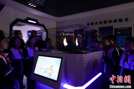 圖為學(xué)生們參觀道里區(qū)消防救援大隊(duì)消防科普體驗(yàn)館內(nèi)幻影成像燃燒三要素實(shí)驗(yàn)臺(tái)。中新社記者 趙宇航 攝