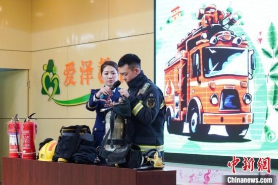 圖為消防員介紹消防裝備。中新社記者 趙宇航 攝
