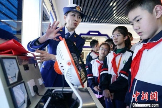 圖為學(xué)生們參觀道里區(qū)消防救援大隊(duì)消防科普體驗(yàn)館內(nèi)電器火災(zāi)演示實(shí)驗(yàn)臺(tái)。中新社記者 趙宇航 攝