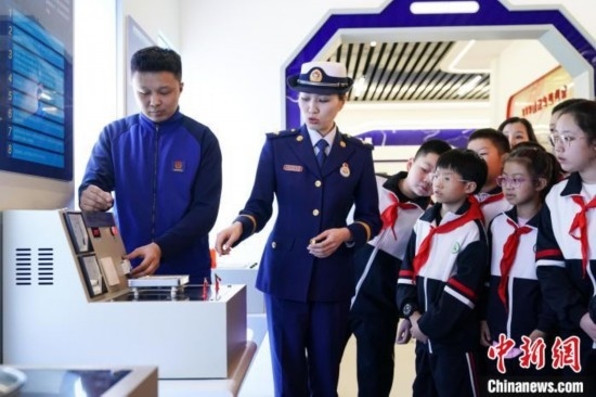 圖為學(xué)生們參觀道里區(qū)消防救援大隊(duì)消防科普體驗(yàn)館內(nèi)電器火災(zāi)演示實(shí)驗(yàn)臺(tái)。中新社記者 趙宇航 攝