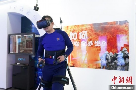 圖為消防員利用VR展示火災(zāi)如何逃生。中新社記者 趙宇航 攝