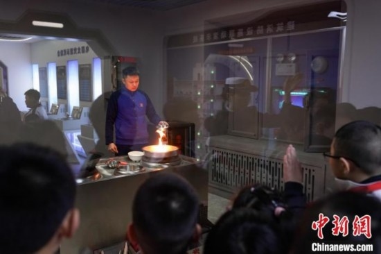 圖為學(xué)生們參觀道里區(qū)消防救援大隊(duì)消防科普體驗(yàn)館內(nèi)火場(chǎng)真實(shí)體驗(yàn)演示區(qū)。中新社記者 趙宇航 攝