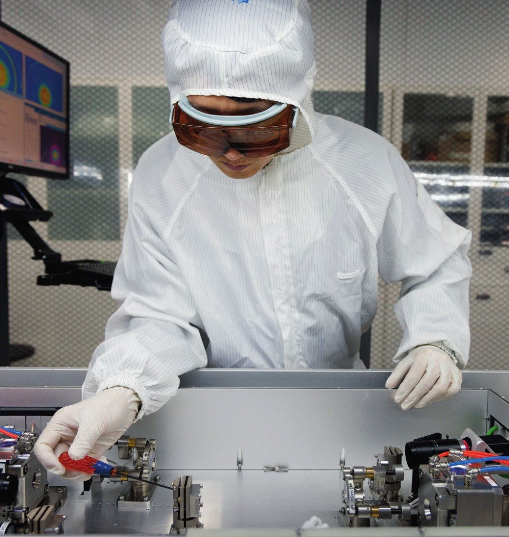 科研人員在廣東東莞阿秒科學(xué)中心實(shí)驗(yàn)室調(diào)試高性能激光器（2025年1月10日攝）。金立旺攝/本刊