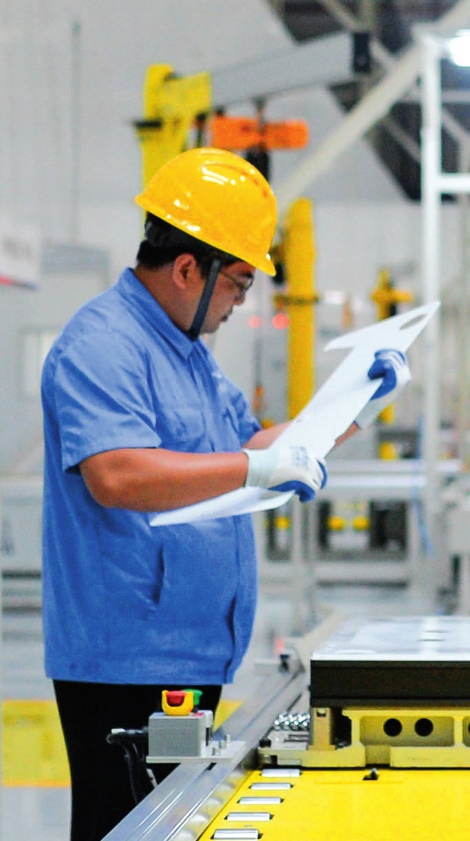 工人在位于廣東珠海的緯景儲(chǔ)能珠海“超G工廠”工作（2024年5月19日攝）。李任滋攝/本刊