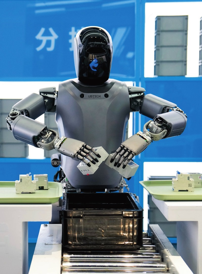 北京“機(jī)器人大世界”展示的優(yōu)必選人形機(jī)器人（2025年2月24日攝）。鞠煥宗攝/本刊