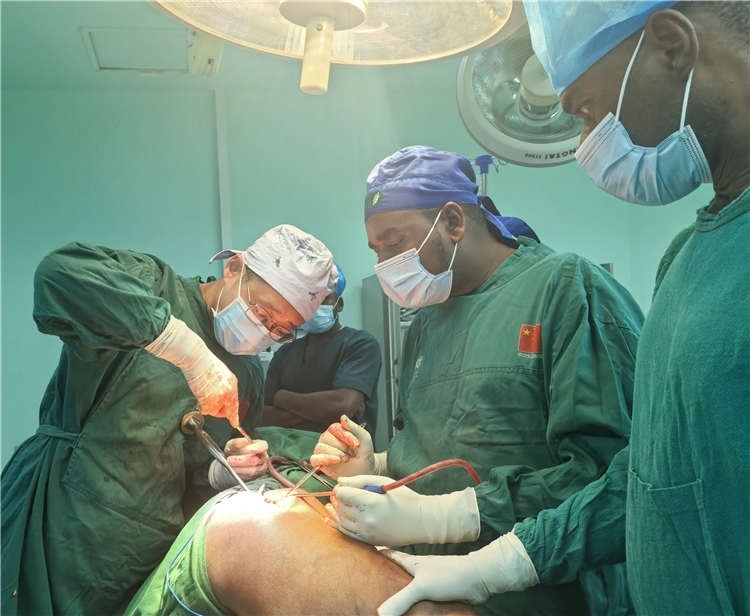 王磊醫(yī)師手術(shù)中。中國援桑醫(yī)療隊供圖