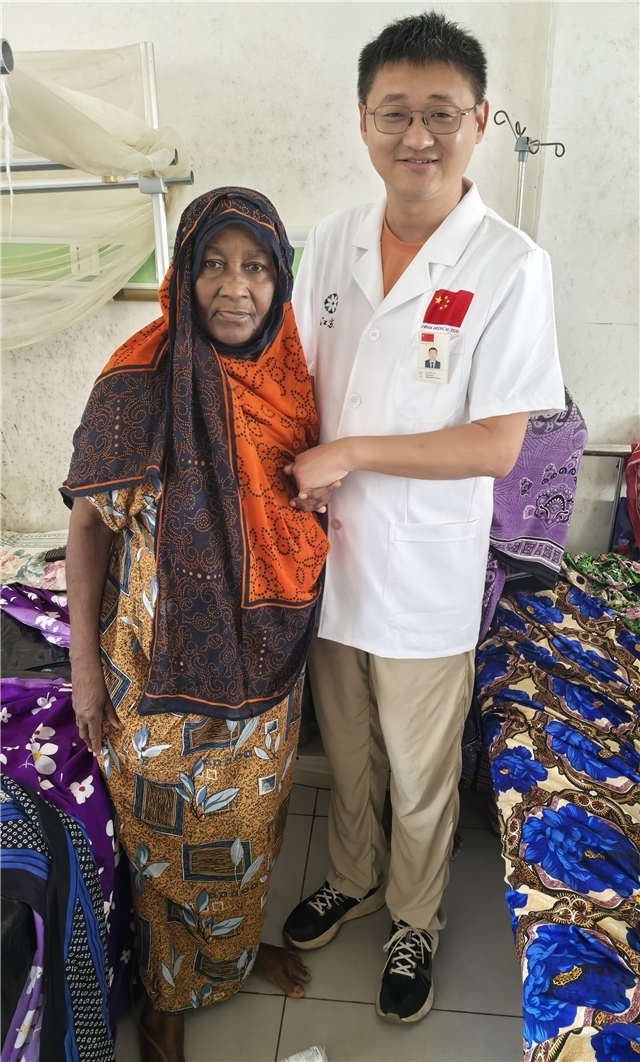 術(shù)后第二天患者即能站立。中國援桑醫(yī)療隊供圖