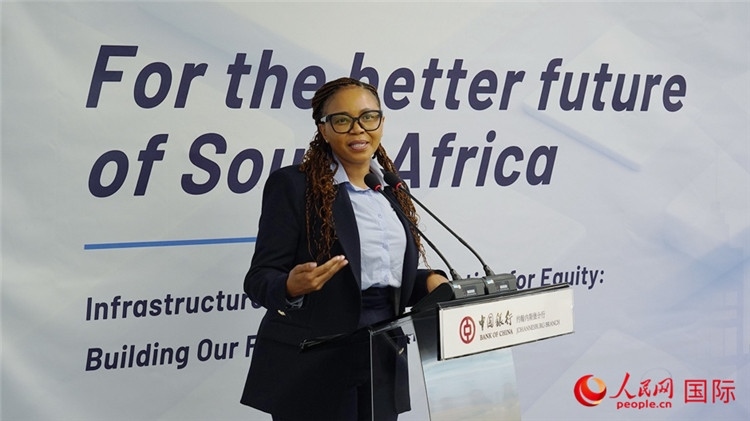 馬塞莫拉女士詳細介紹了南非政府在基礎(chǔ)設(shè)施建設(shè)方面的最新規(guī)劃和社會公益項目。人民網(wǎng) 劉暢攝