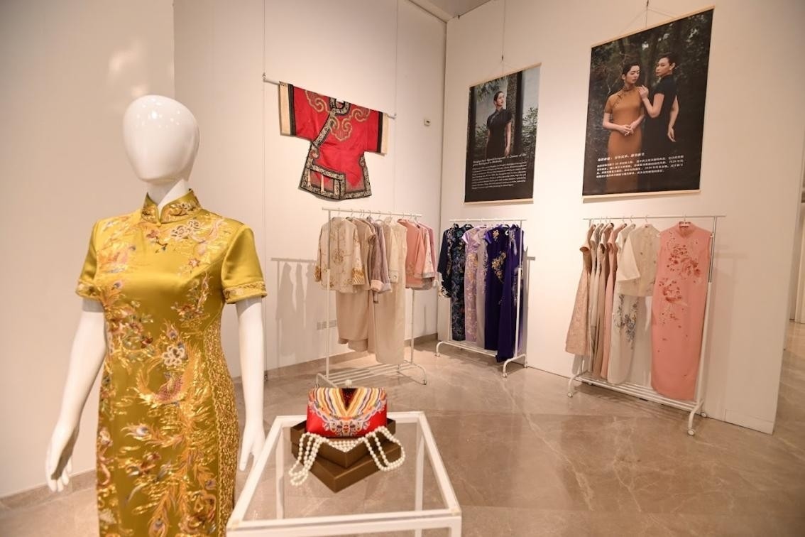 展覽現(xiàn)場展出各種款式的精美旗袍。新加坡中國文化中心供圖