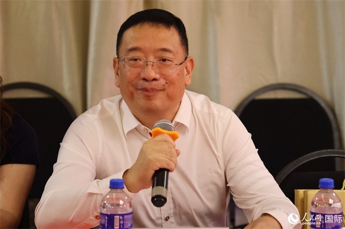 巴西文協(xié)主席上官建峰在座談會上致辭。人民網(wǎng)記者 陳海琪攝