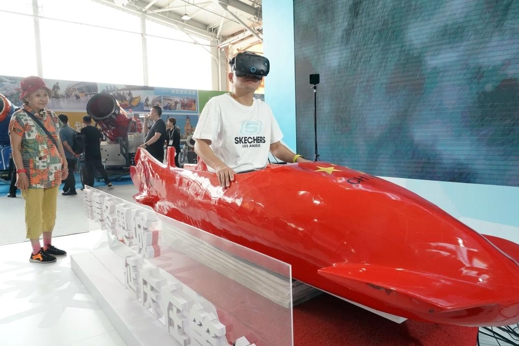 2023年9月15日，觀眾在2023國際冬季運動（北京）博覽會現(xiàn)場通過VR設(shè)備體驗雪車。新華社記者 任超 攝