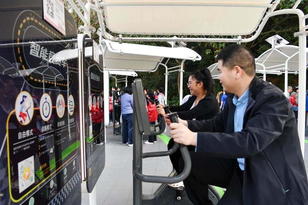 2024年1月20日，市民在蓮花山公園西區(qū)室外智能健身房參加競賽活動。當日，深圳市室外智能健身競賽活動舉行。新華社記者 梁旭 攝