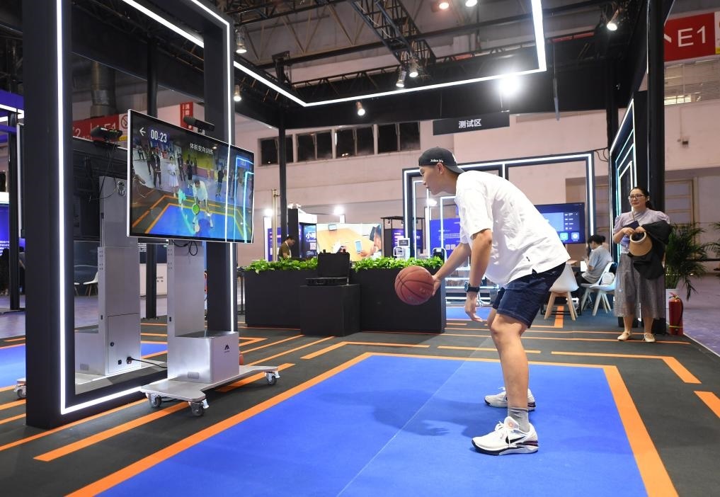 2023年8月25日，在HICOOL2023全球創(chuàng)業(yè)者峰會展覽展示區(qū)，觀眾體驗AI智慧體育運動系統(tǒng)。當日，HICOOL2023全球創(chuàng)業(yè)者峰會在位于北京市順義區(qū)的中國國際展覽中心（新館）開幕。新華社記者 任超 攝