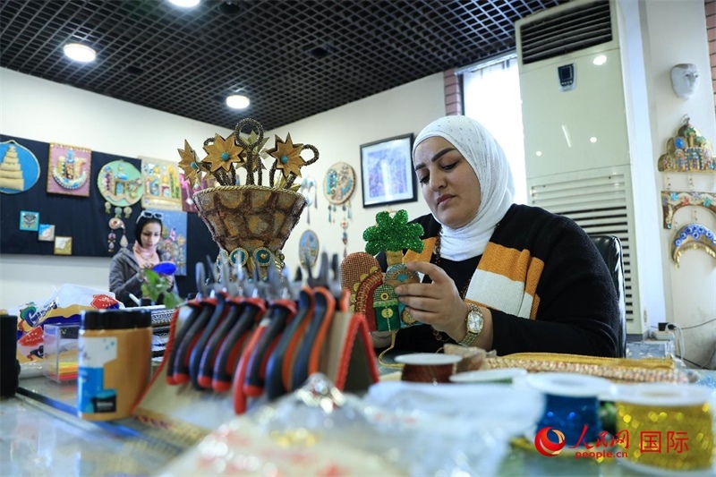 設(shè)計(jì)師娜達(dá)在制作巴比倫時(shí)期飾品。人民網(wǎng)伊納斯·易卜拉欣攝