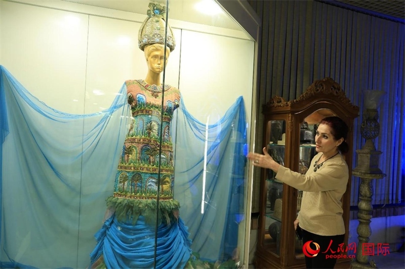 設(shè)計(jì)師展示服飾。人民網(wǎng)伊納斯·易卜拉欣攝