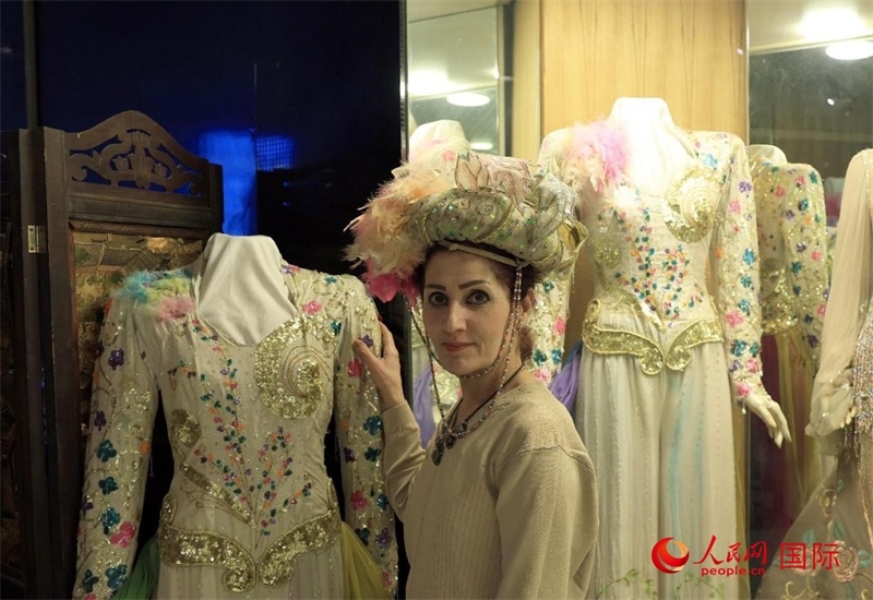 設(shè)計(jì)師展示阿拉伯阿巴斯王朝時(shí)期王冠。人民網(wǎng)伊納斯·易卜拉欣攝