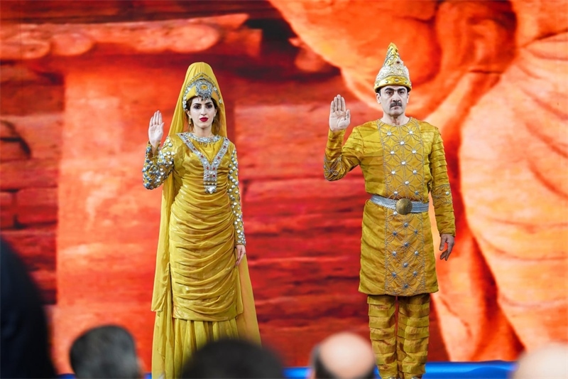 伊拉克時(shí)尚館舉辦的時(shí)裝展上，模特展示亞述時(shí)期服飾。伊拉克時(shí)尚館供圖