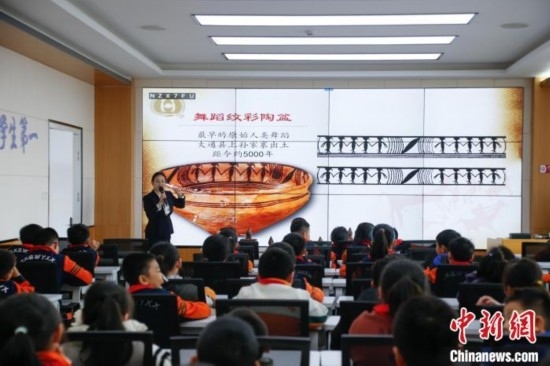 圖為學(xué)生在“國(guó)寶音樂(lè)會(huì)”社教課中了解舞蹈紋彩陶盆。中新社記者 馬銘言 攝