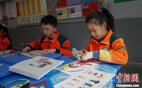 圖為學(xué)生參與“土族娃娃布貼畫(huà)”社教課。中新社記者 馬銘言 攝