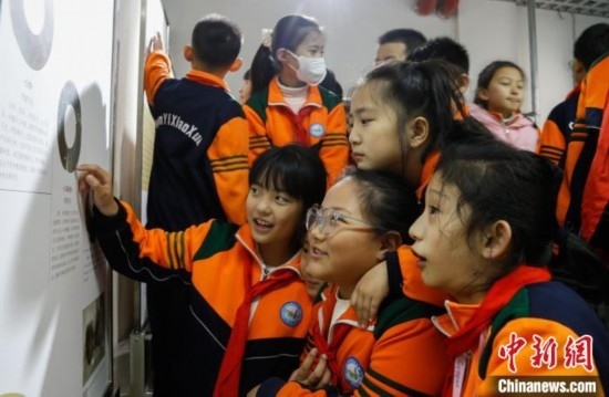圖為學(xué)生參觀青海省博物館“1+3”主題流動(dòng)展覽，了解在青海喇家遺址出土的齊家文化 · 玉三璜聯(lián)璧。中新社記者 馬銘言 攝