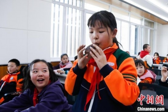 圖為學(xué)生在“國(guó)寶音樂(lè)會(huì)”社教課中體驗(yàn)吹陶塤。中新社記者 馬銘言 攝