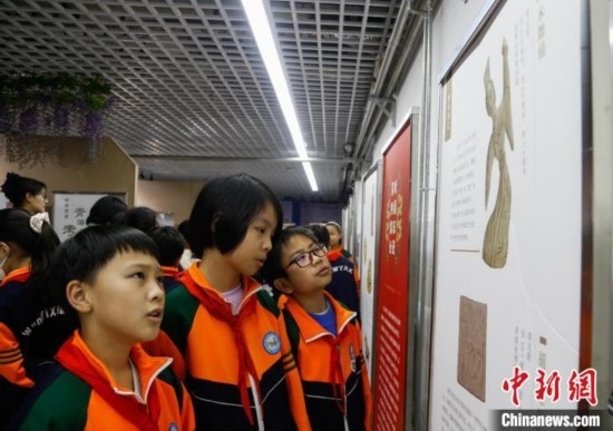 圖為學(xué)生參觀青海省博物館“1+3”主題流動(dòng)展覽，了解木舞俑。中新社記者 馬銘言 攝