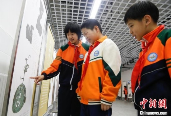 圖為學(xué)生了解出土于青海省西寧市大通回族土族自治縣的漢代鸞鳳銅熏爐蓋。中新社記者 馬銘言 攝
