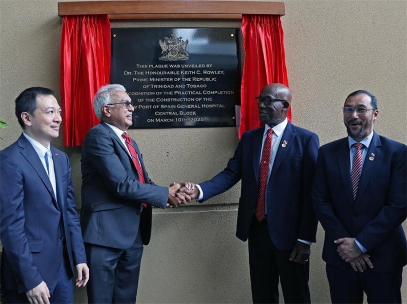 特多總理基思·羅利（右二）等特方政要、中國駐特多使館臨時代辦楊晗（左一）等出席西班牙港總醫(yī)院項目揭幕儀式。中國鐵建（加勒比）有限公司供圖