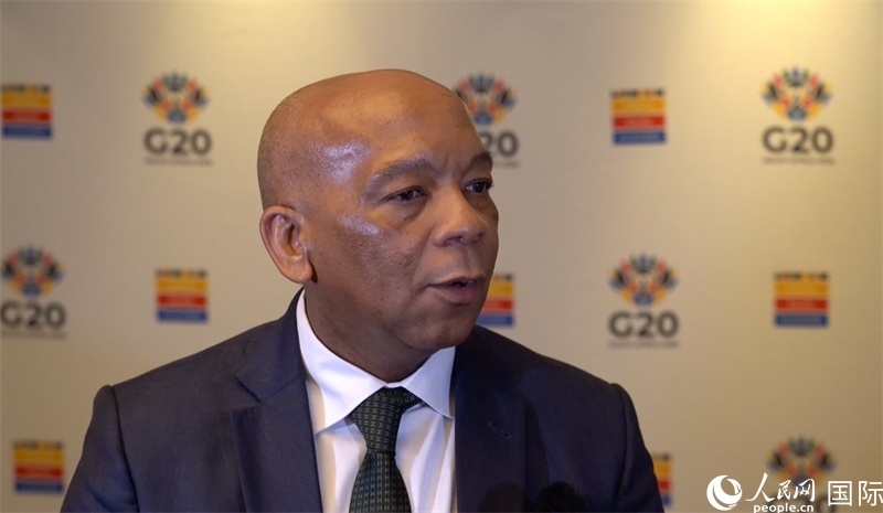 南非電力與能源部長洛西恩佐·拉莫豪帕接受人民網(wǎng)南非公司記者采訪。人民網(wǎng) 劉暢攝