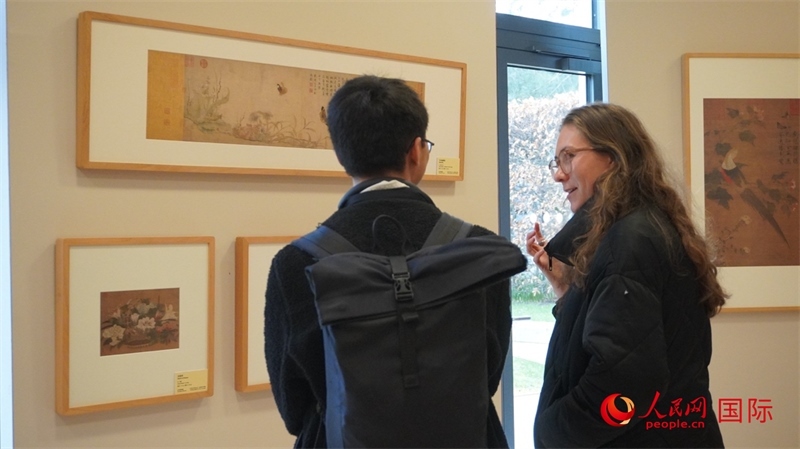 劍橋大學(xué)學(xué)者參觀宋畫特展。人民網(wǎng) 徐量攝