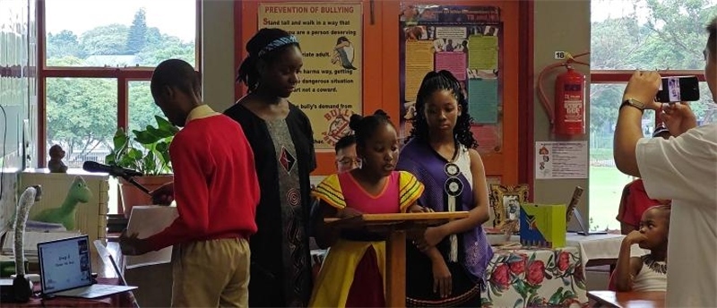 南非學生介紹南非。