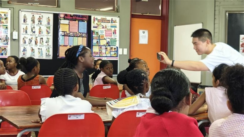 南非學生現(xiàn)場提問。